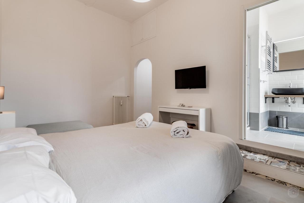 House Piramide Roma